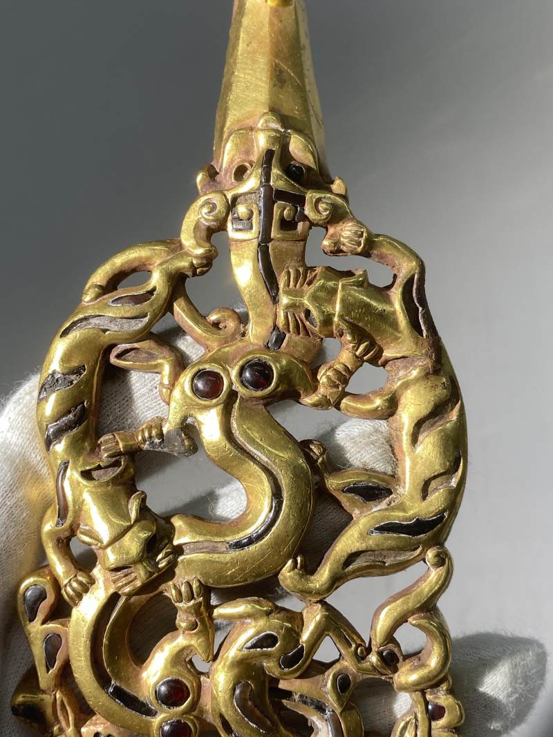金質鏤空鑲嵌群獸搏噬帶鉤 - 图8
