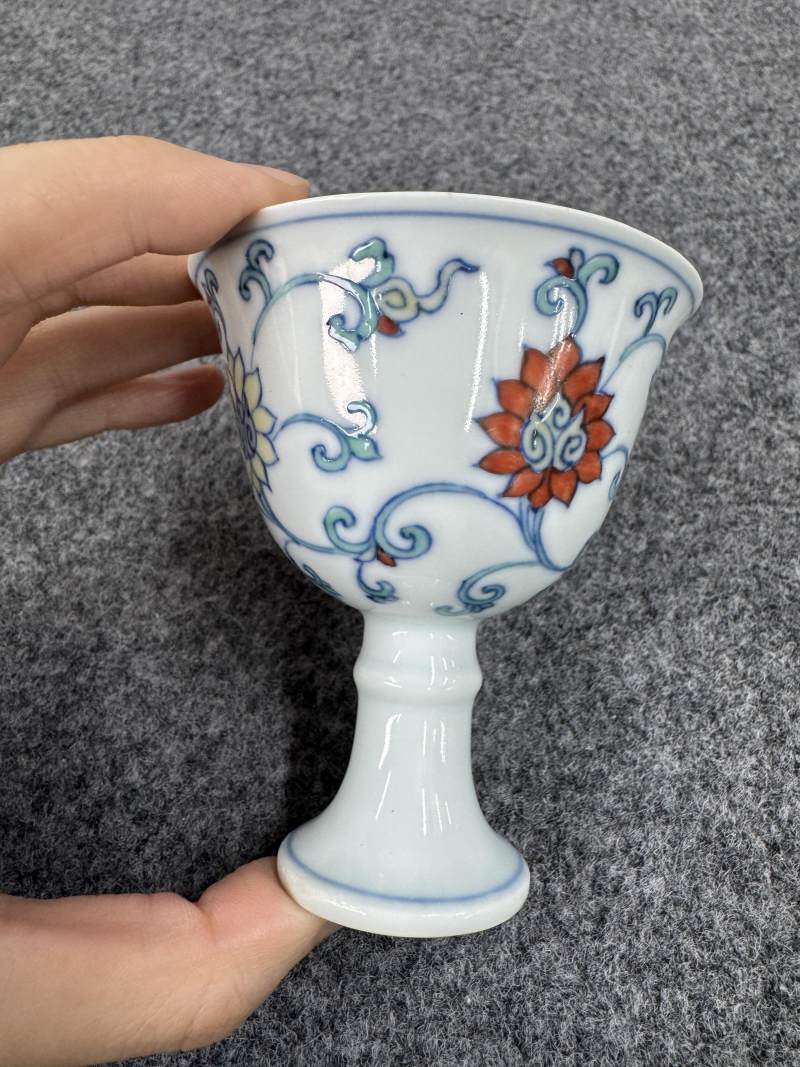 清康熙/雍正 鬥彩纏枝蓮紋高足杯 - 图3