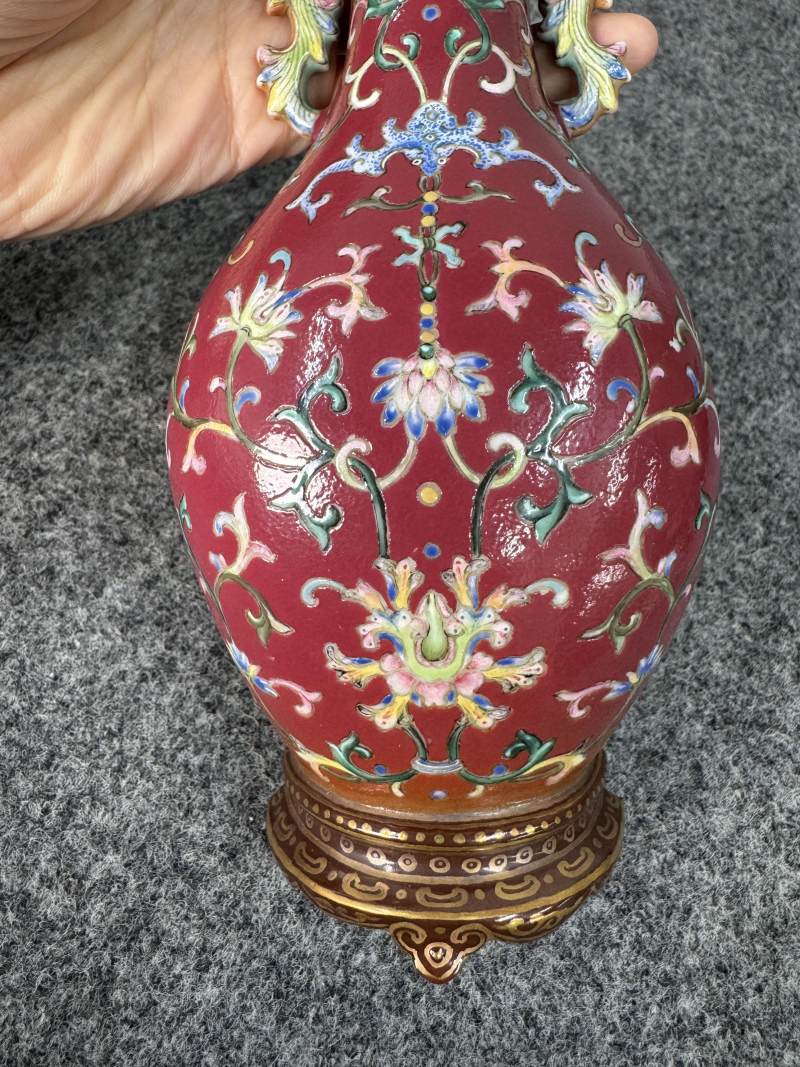 清乾隆 胭脂地粉彩花卉紋壁瓶 - 图9
