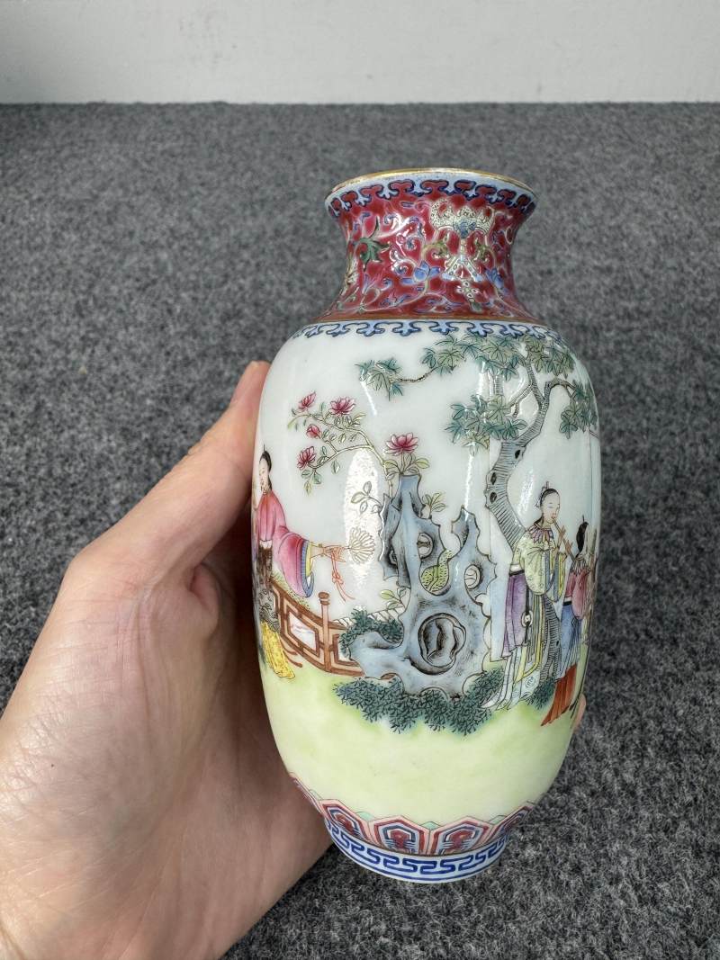 清道光 粉彩庭院仕女宴樂圖小燈籠瓶 - 图7