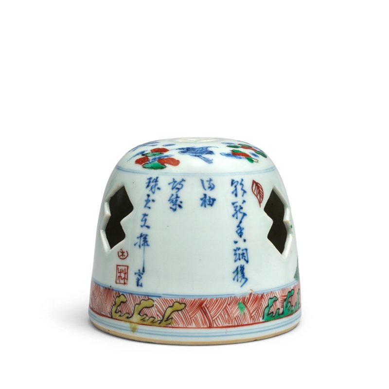 清順治 青花五彩詩文香薰 | A VERY RARE WUCAI BEEHIVE-SHAPED INCENSE BURNER - 图2