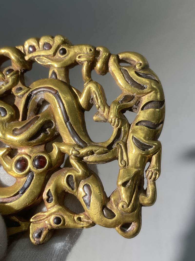 金質鏤空鑲嵌群獸搏噬帶鉤 - 图16