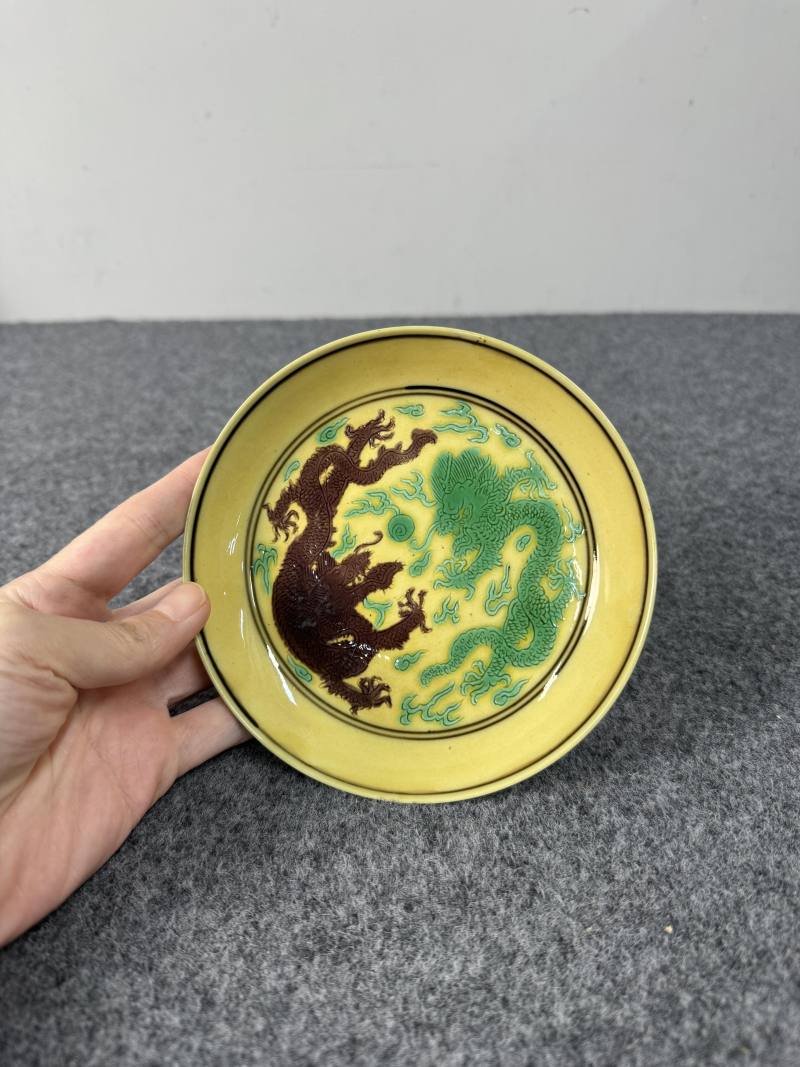 清康熙 黃地褐綠彩龍紋盤 - 图2