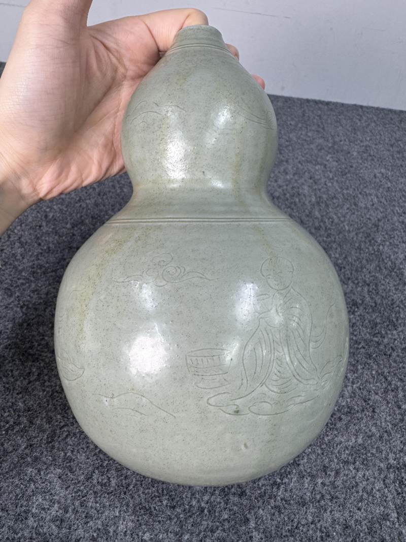 越窯青釉暗刻高士仙鶴圖葫蘆瓶 - 图9