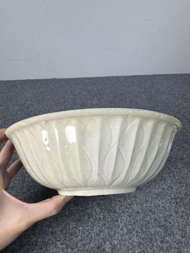 定窯白釉刻劃花碗 - 图4