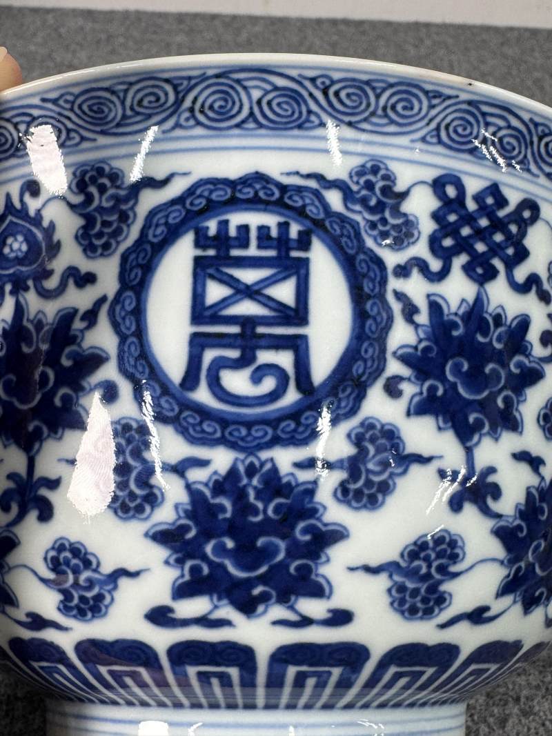 清乾隆 青花蓮托八寶紋「萬壽無疆」碗 - 图11