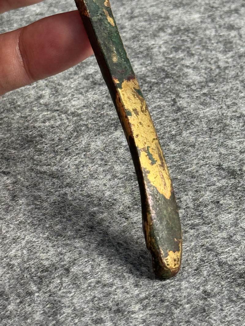 銅鎏金嵌綠松石獸首帶鉤和銅錯金帶鉤各一件 - 图16