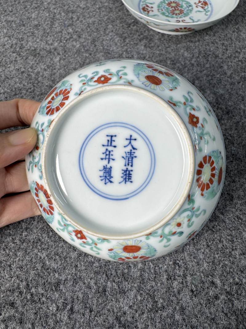 清雍正 鬥彩團菊紋盤一對 - 图4