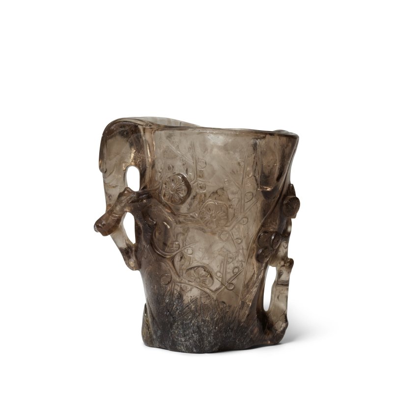 十八世紀 茶晶雕歲寒三友紋筆筒 | A ROCK-CRYSTAL TREE-TRUNK-SHAPED 'THREE FRIENDS OF WINTER' BRUSHPOT, BITONG - 图2