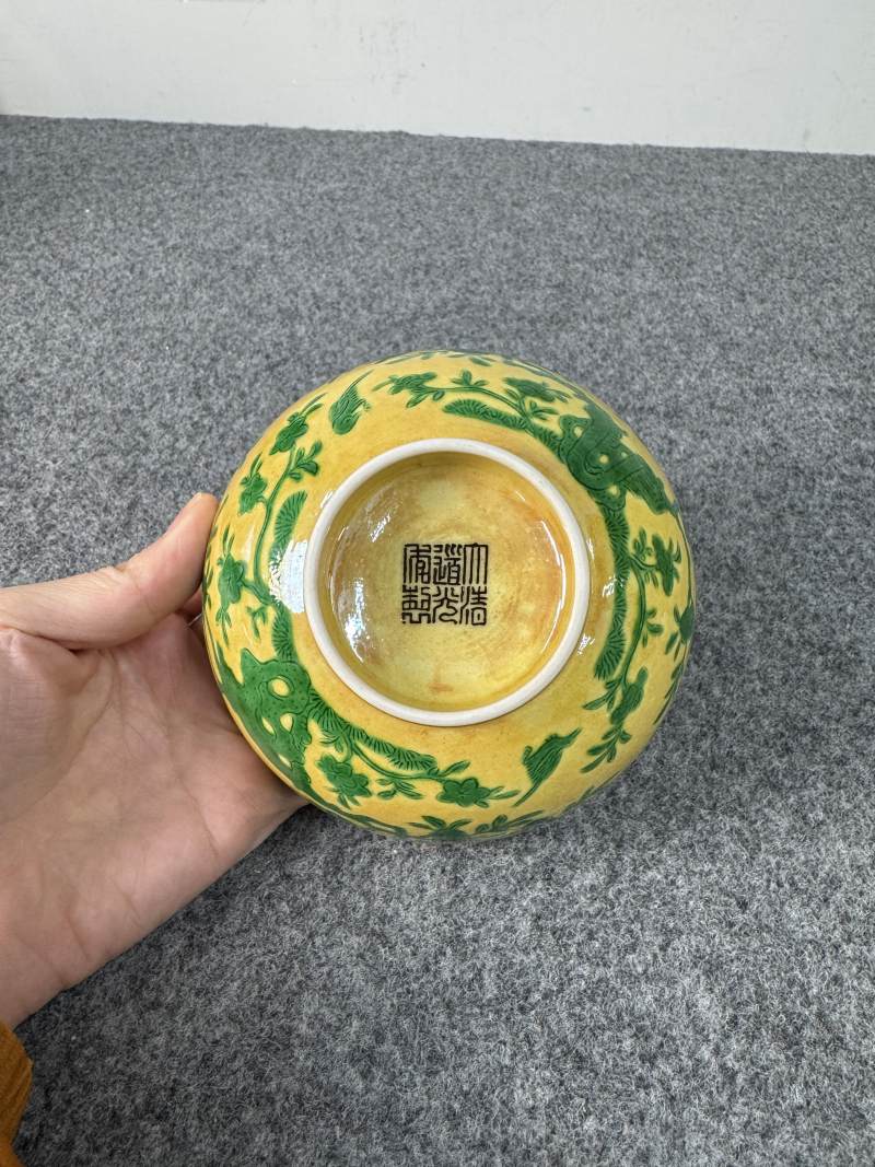 清道光 黃地綠彩花鳥桃樹紋碗 - 图12