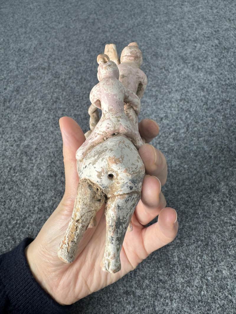 灰陶彩繪騎牛俑 - 图5