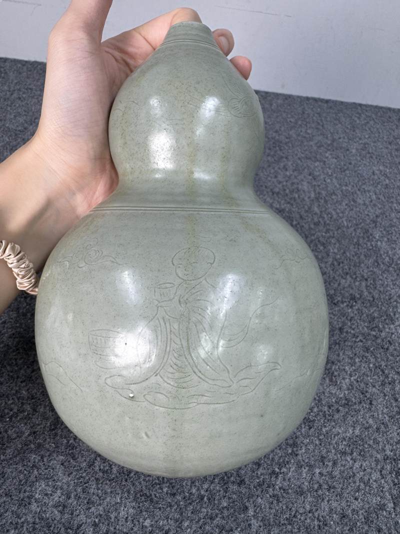 越窯青釉暗刻高士仙鶴圖葫蘆瓶 - 图10