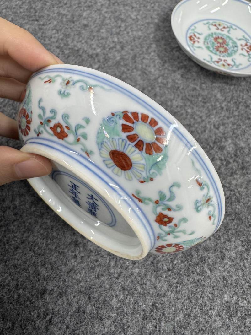 清雍正 鬥彩團菊紋盤一對 - 图5