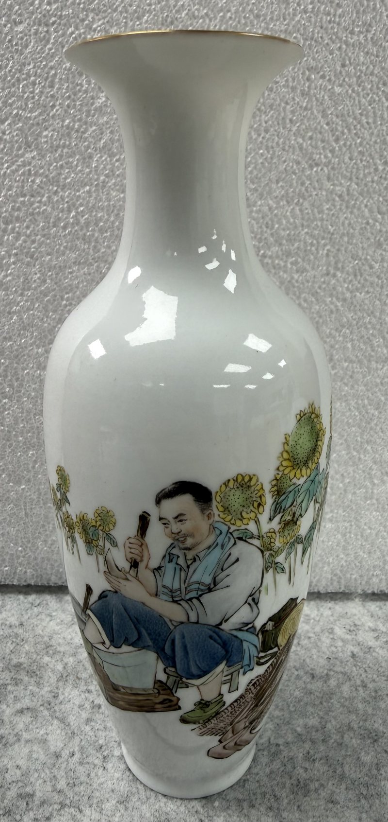 1960-70年代粉彩秋收圖薄胎瓶 - 图2