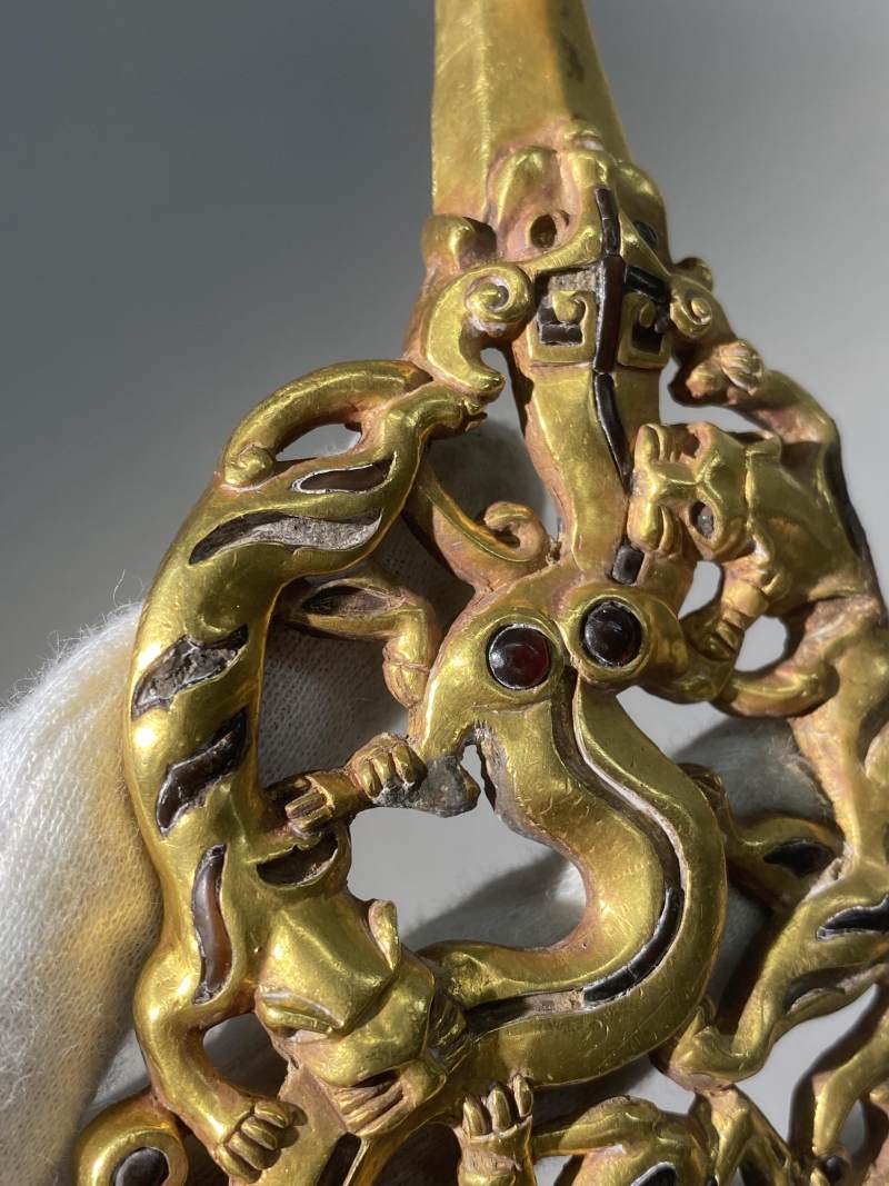 金質鏤空鑲嵌群獸搏噬帶鉤 - 图9