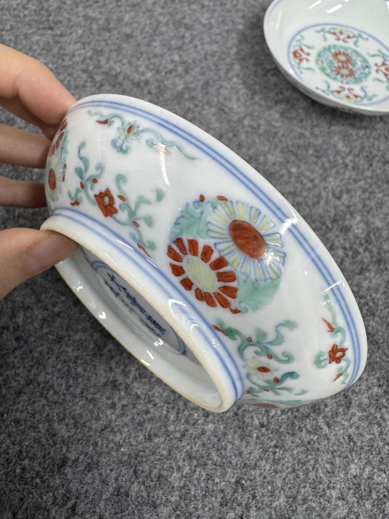 清雍正 鬥彩團菊紋盤一對 - 图6