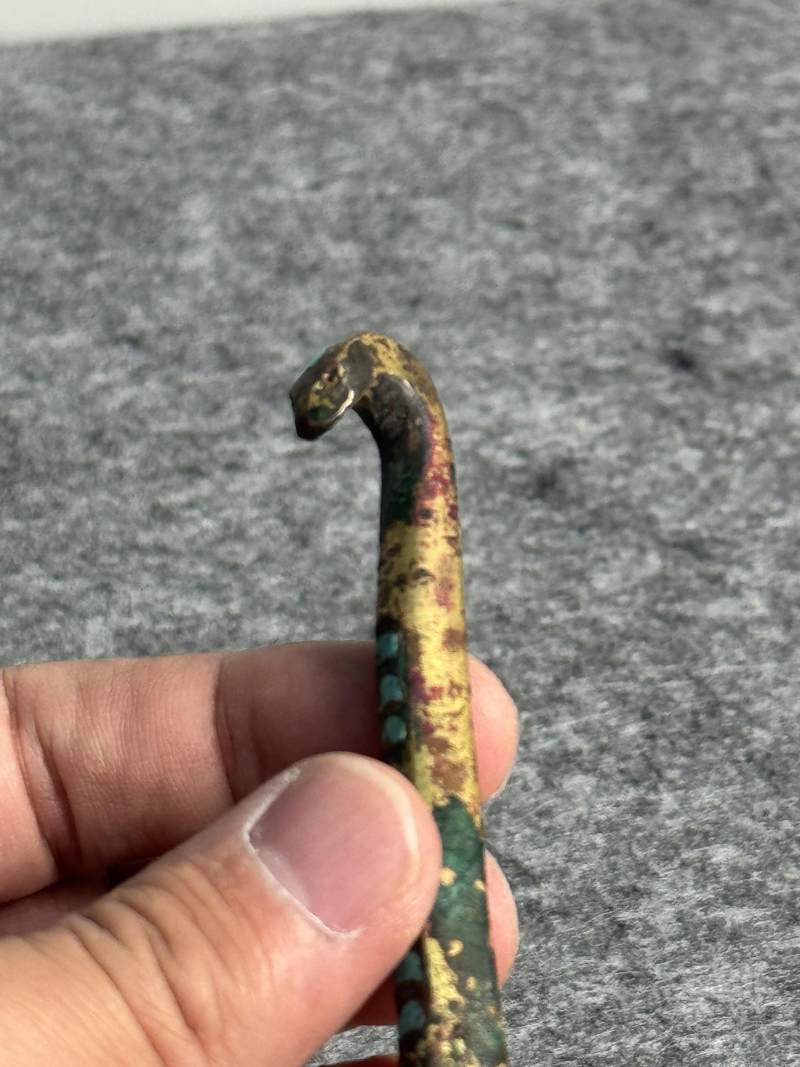 銅鎏金嵌綠松石獸首帶鉤和銅錯金帶鉤各一件 - 图18