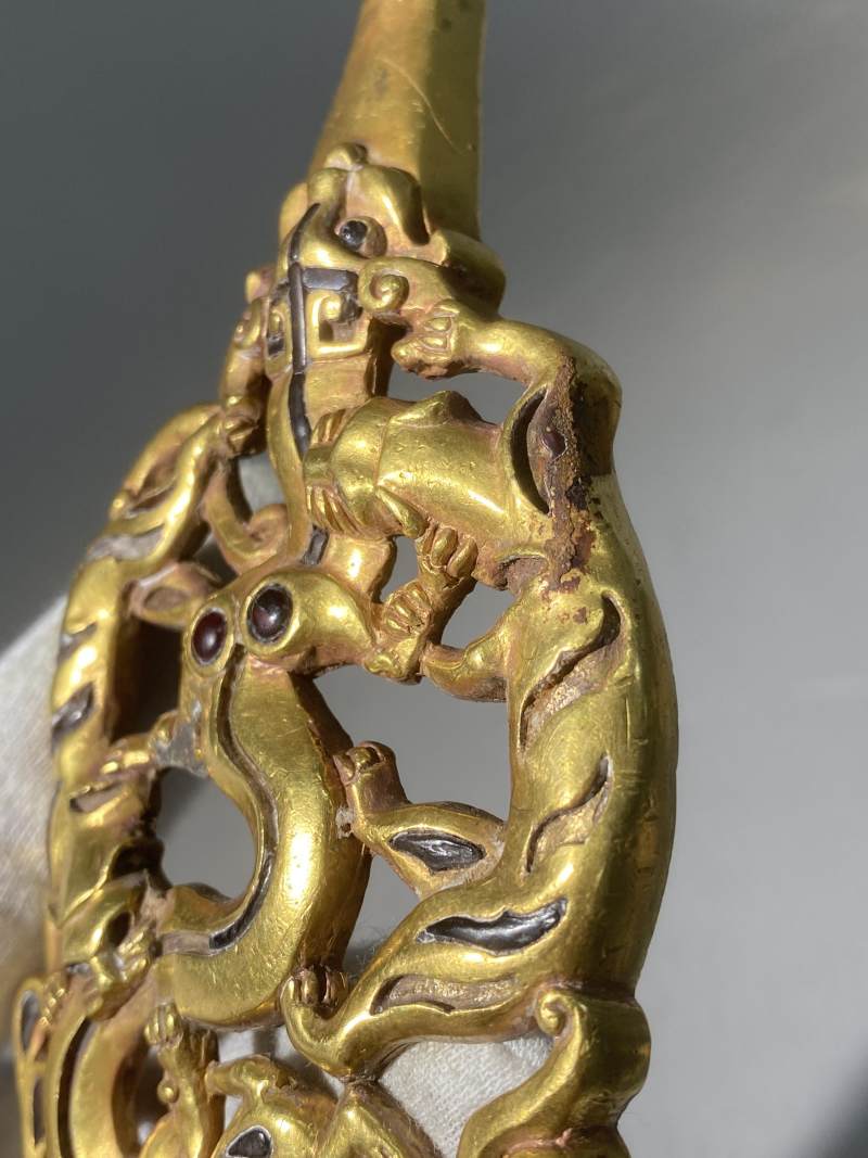 金質鏤空鑲嵌群獸搏噬帶鉤 - 图10