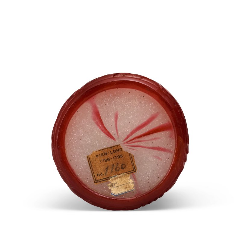 清乾隆/嘉慶 京作霏雪地套寶石紅料梅竹紋筆筒 | A RED OVERLAY BEIJING GLASS 'SNOWFLAKE' BRUSHPOT, BITONG - 图2