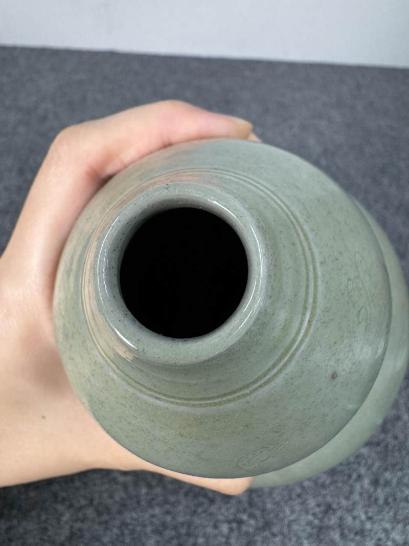 越窯青釉暗刻高士仙鶴圖葫蘆瓶 - 图12