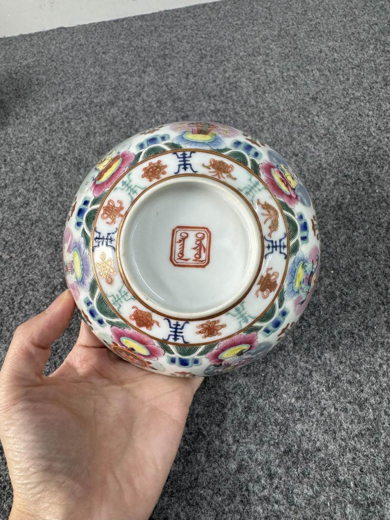 清道光 粉彩七珍八寶紋碗一對 - 图17