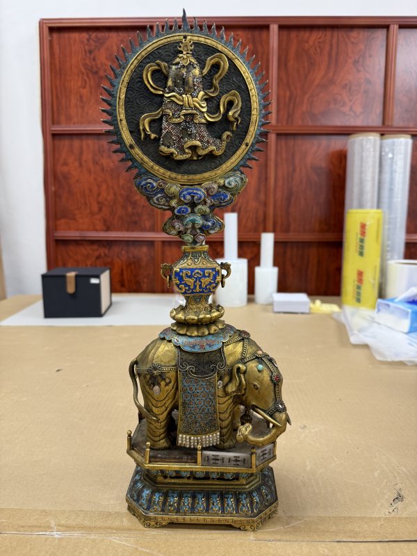 清乾隆掐絲琺瑯鎏金太平有象馱八吉祥供器一對 - 图4