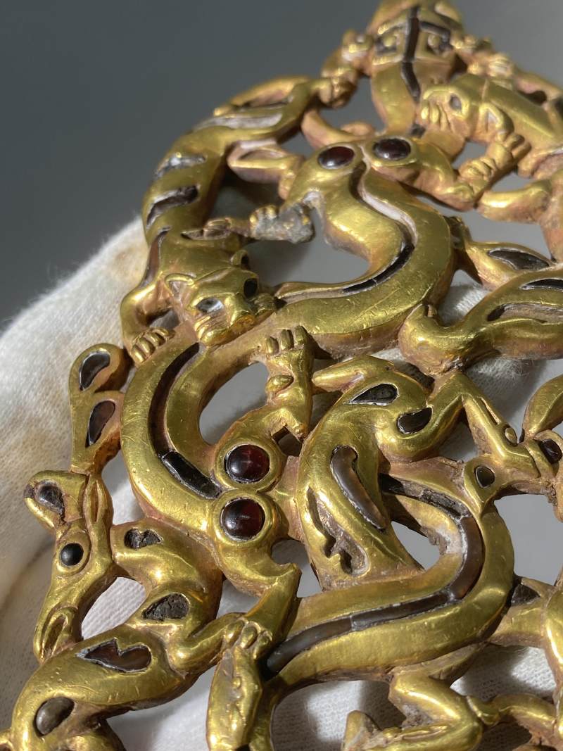 金質鏤空鑲嵌群獸搏噬帶鉤 - 图11