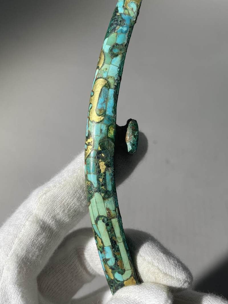 銅錯金嵌綠松石、煤精石獸首帶鉤 - 图13
