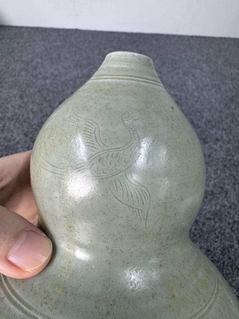 越窯青釉暗刻高士仙鶴圖葫蘆瓶 - 图13