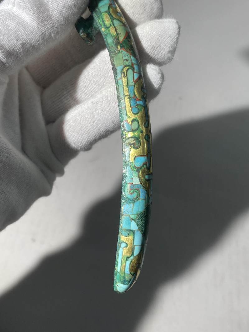 銅錯金嵌綠松石、煤精石獸首帶鉤 - 图14