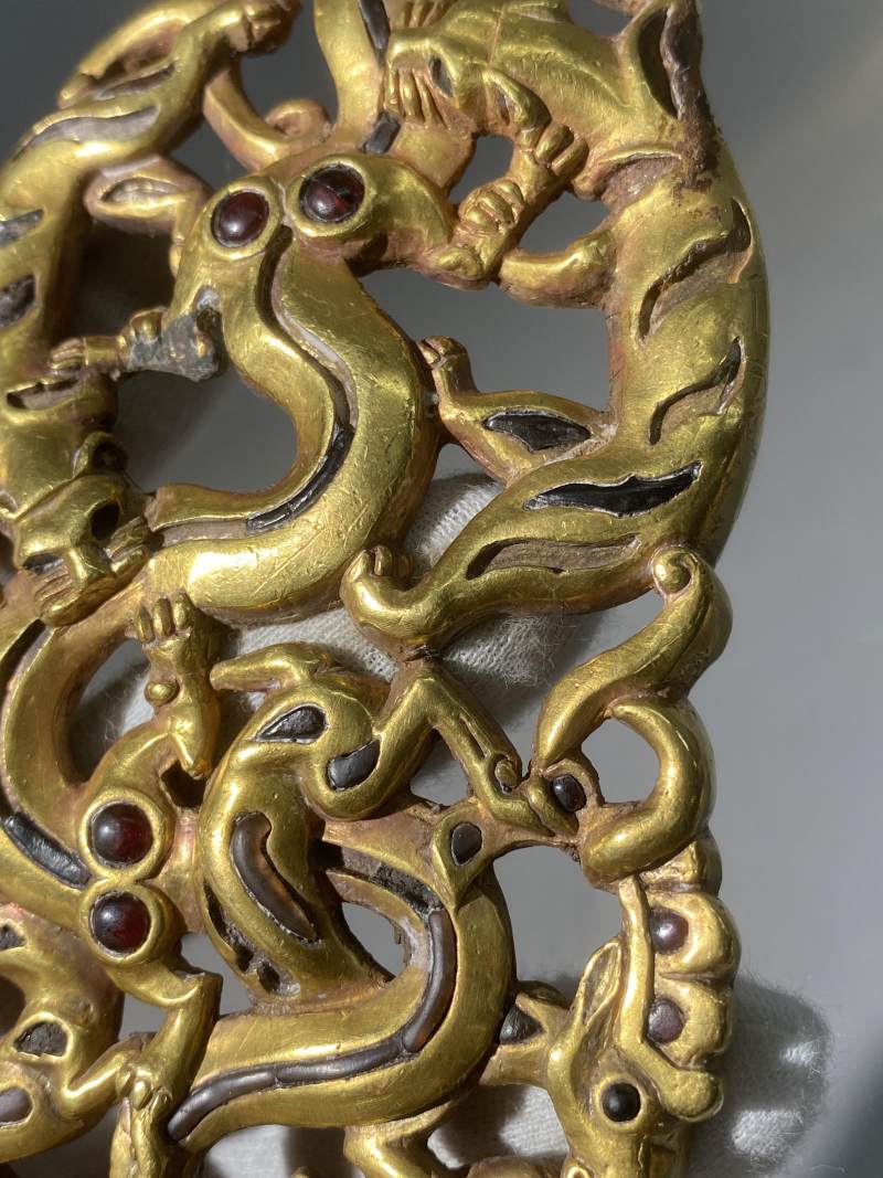 金質鏤空鑲嵌群獸搏噬帶鉤 - 图12