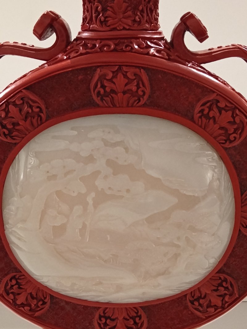 清乾隆剔紅嵌白玉抱月瓶 - 图5