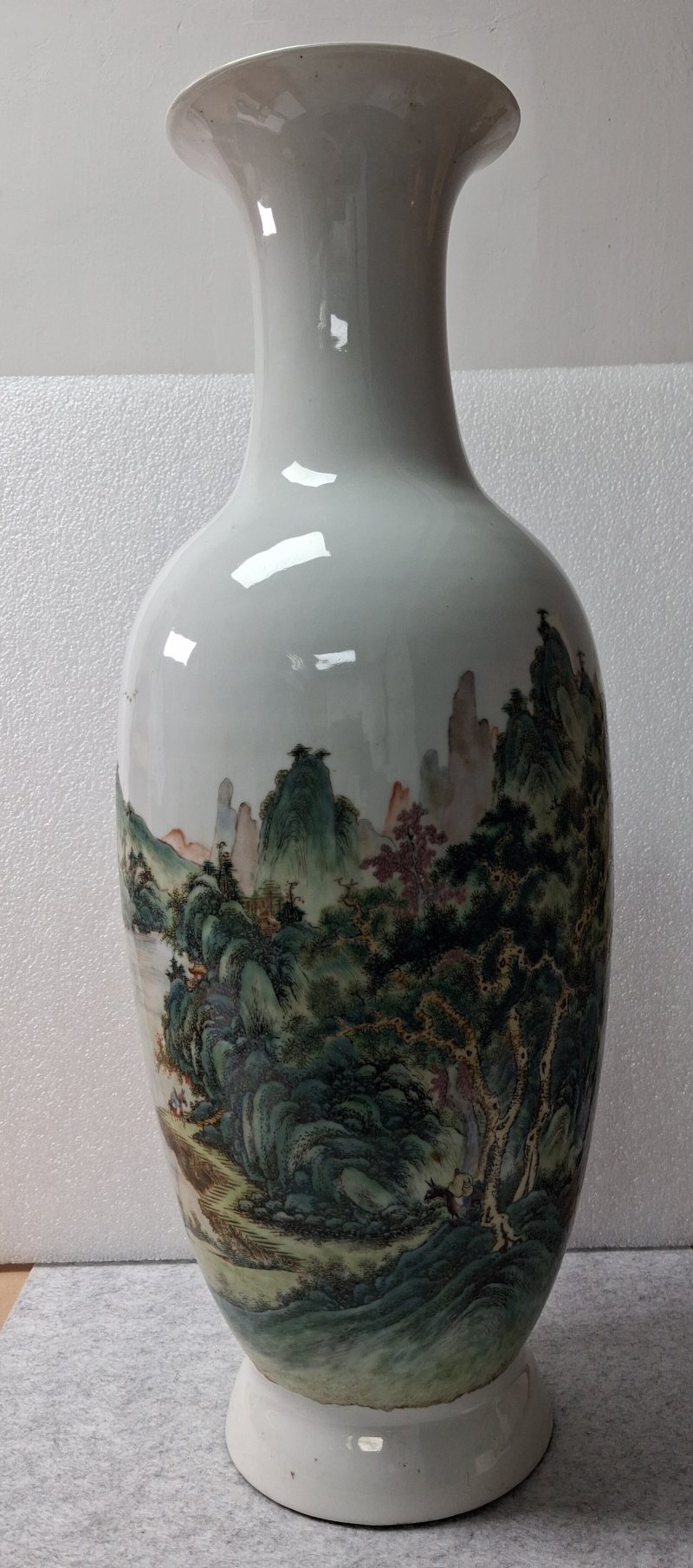 民國汪林 粉彩青綠山水大瓶 - 图7