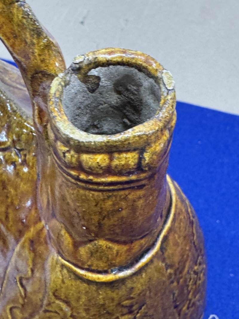 褐黃釉模印妙音鳥持蓮紋皮囊壺 - 图9
