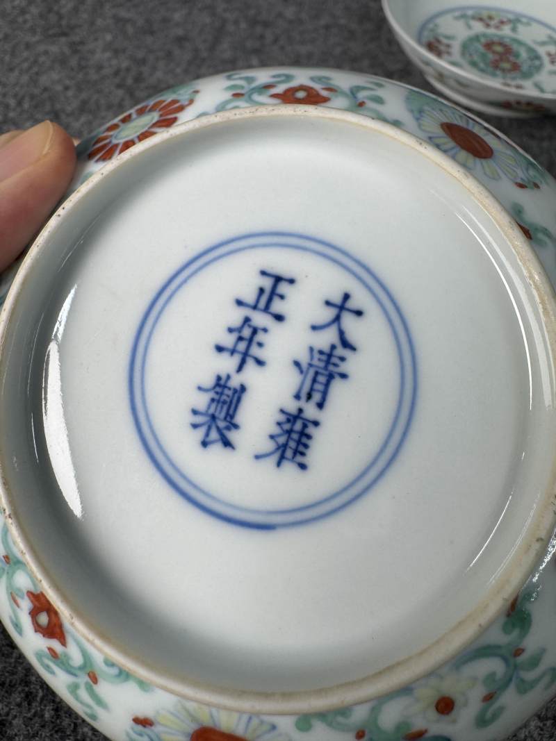 清雍正 鬥彩團菊紋盤一對 - 图10