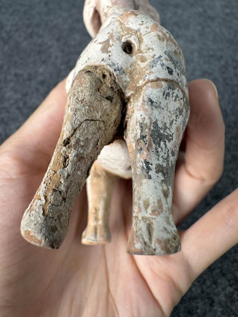 灰陶彩繪騎牛俑 - 图7