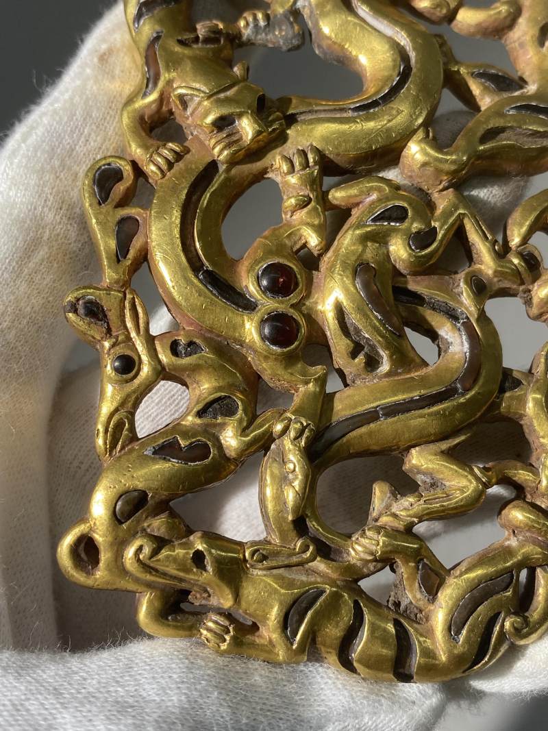 金質鏤空鑲嵌群獸搏噬帶鉤 - 图13