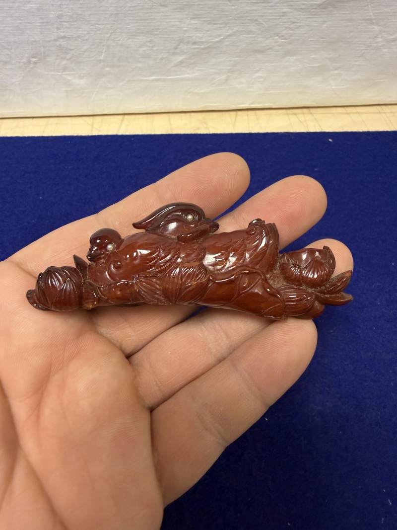 十七世紀 蜜蠟「素明」鴛鴦筆架 - 图3