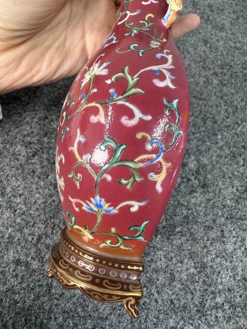 清乾隆 胭脂地粉彩花卉紋壁瓶 - 图10