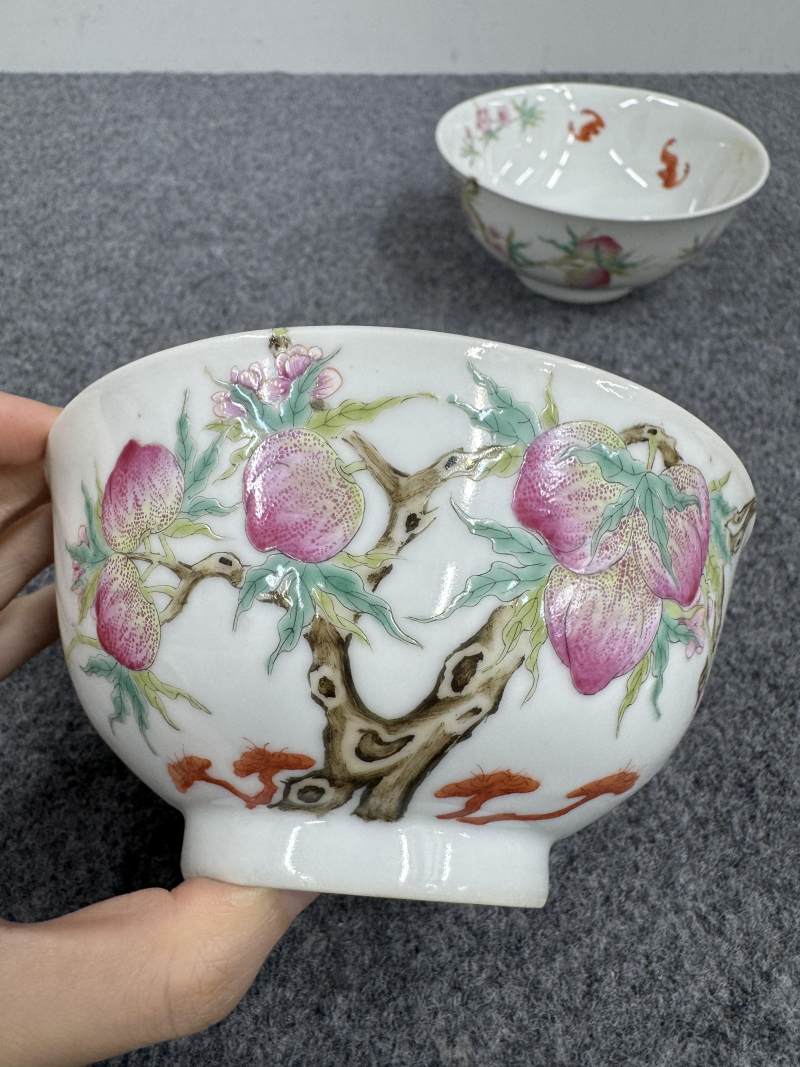 清 粉彩桃蝠紋碗一對 - 图3