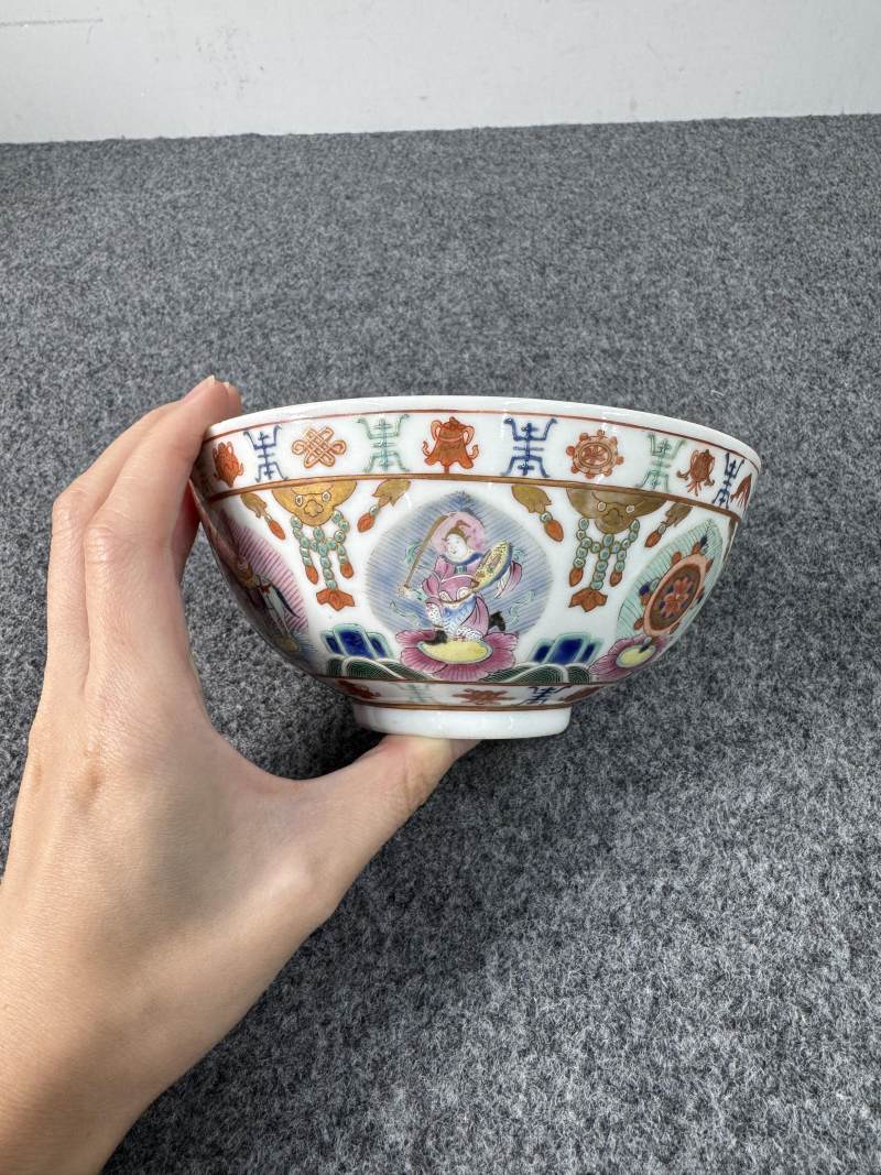 清道光 粉彩七珍八寶紋碗一對 - 图21