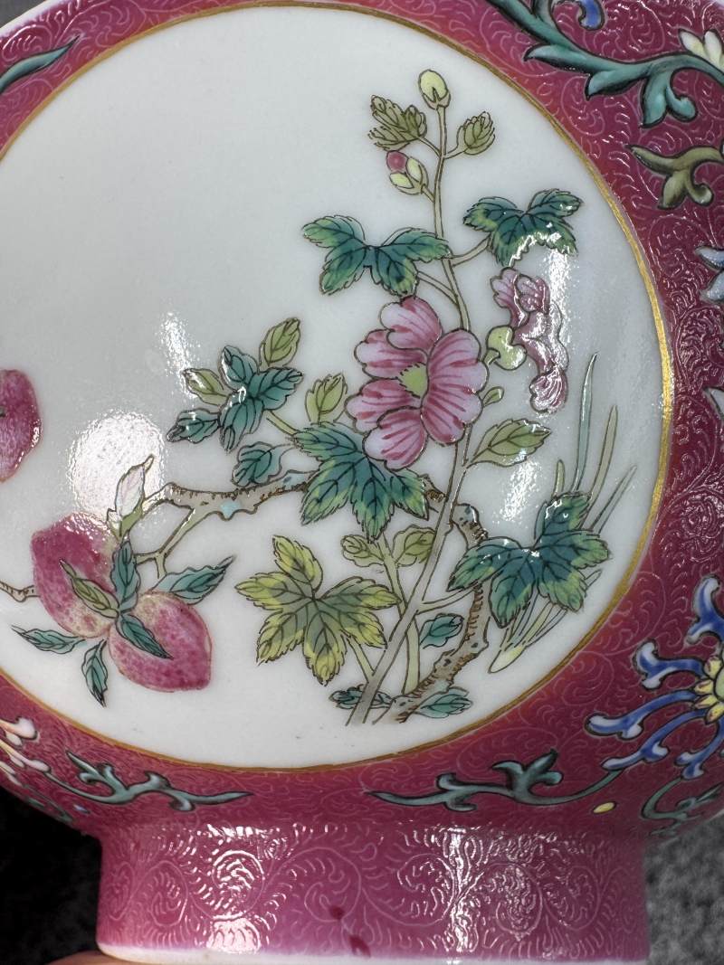 清道光 胭脂紅地洋彩軋道開光花卉紋碗 - 图13