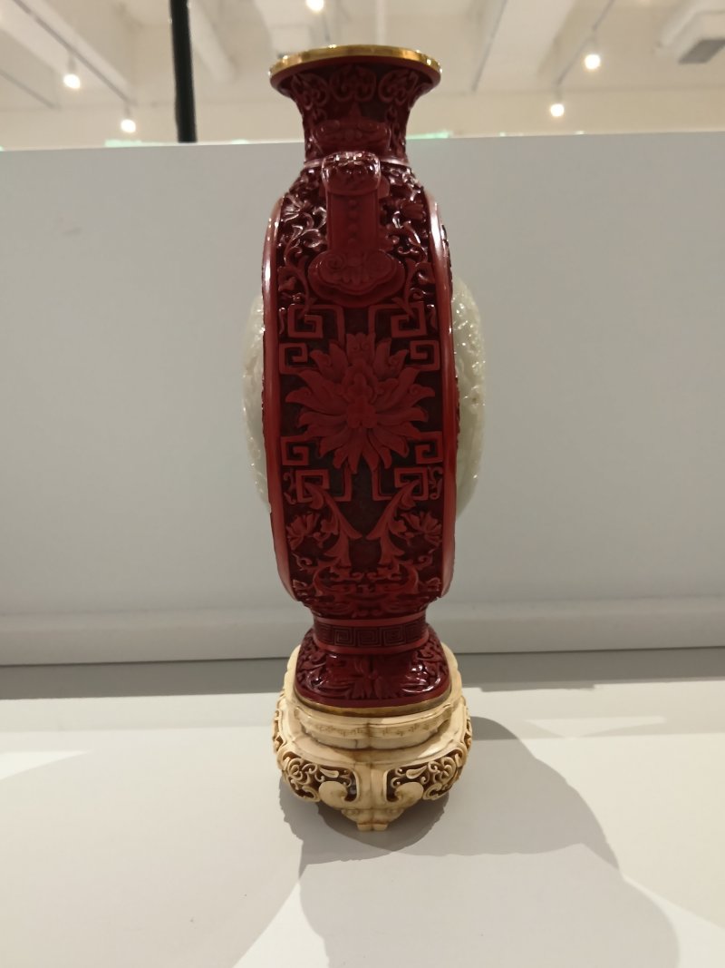清乾隆剔紅嵌白玉抱月瓶 - 图6