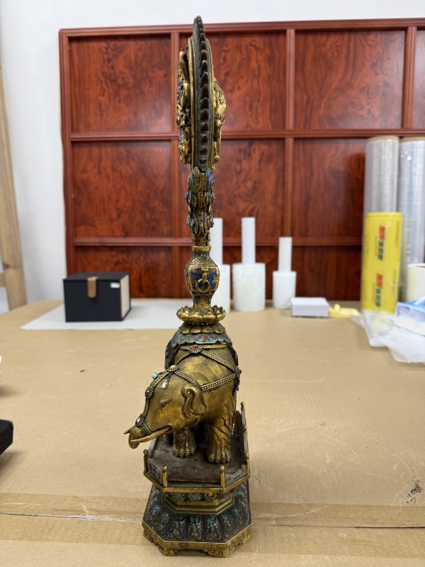 清乾隆掐絲琺瑯鎏金太平有象馱八吉祥供器一對 - 图5