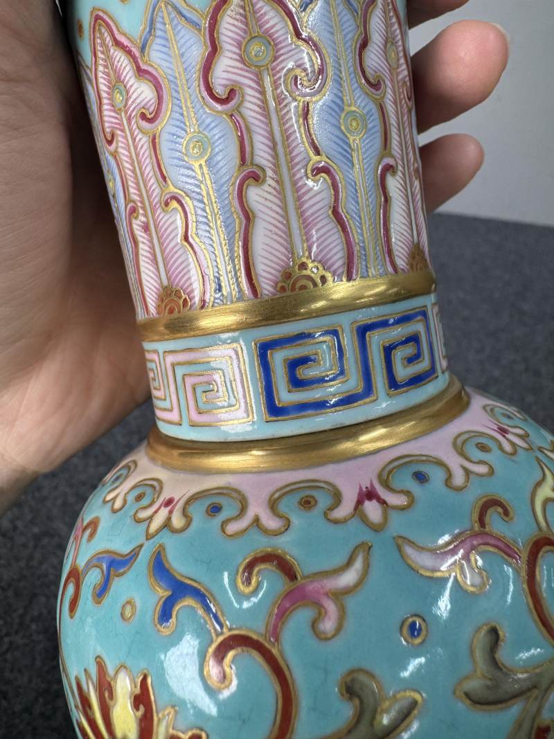 清乾隆 松石綠地粉彩八寶紋花觚 - 图8