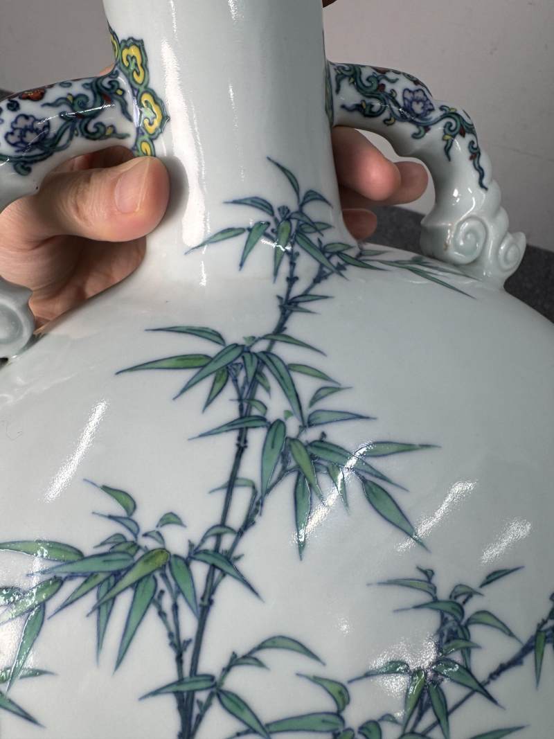 清雍正 鬥彩加粉彩安喜圖卷雲耳抱月瓶 - 图35