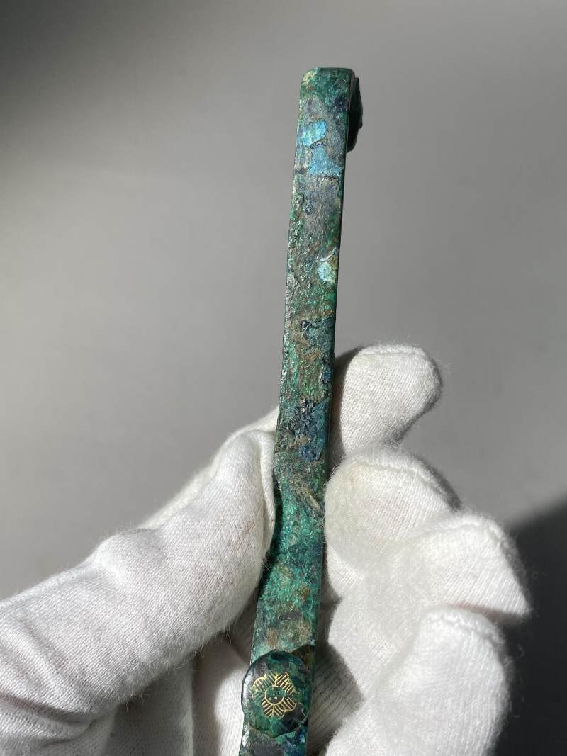 銅錯金嵌綠松石、煤精石獸首帶鉤 - 图17