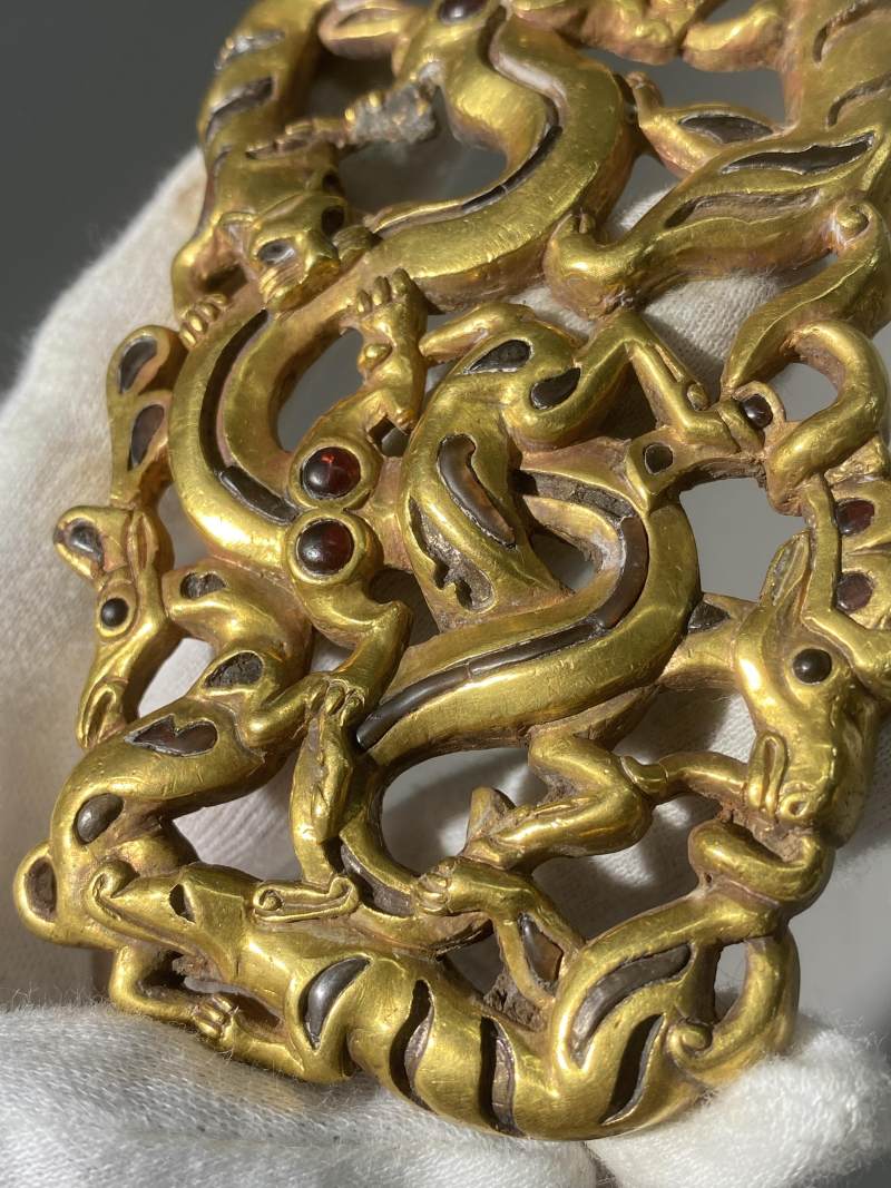 金質鏤空鑲嵌群獸搏噬帶鉤 - 图14