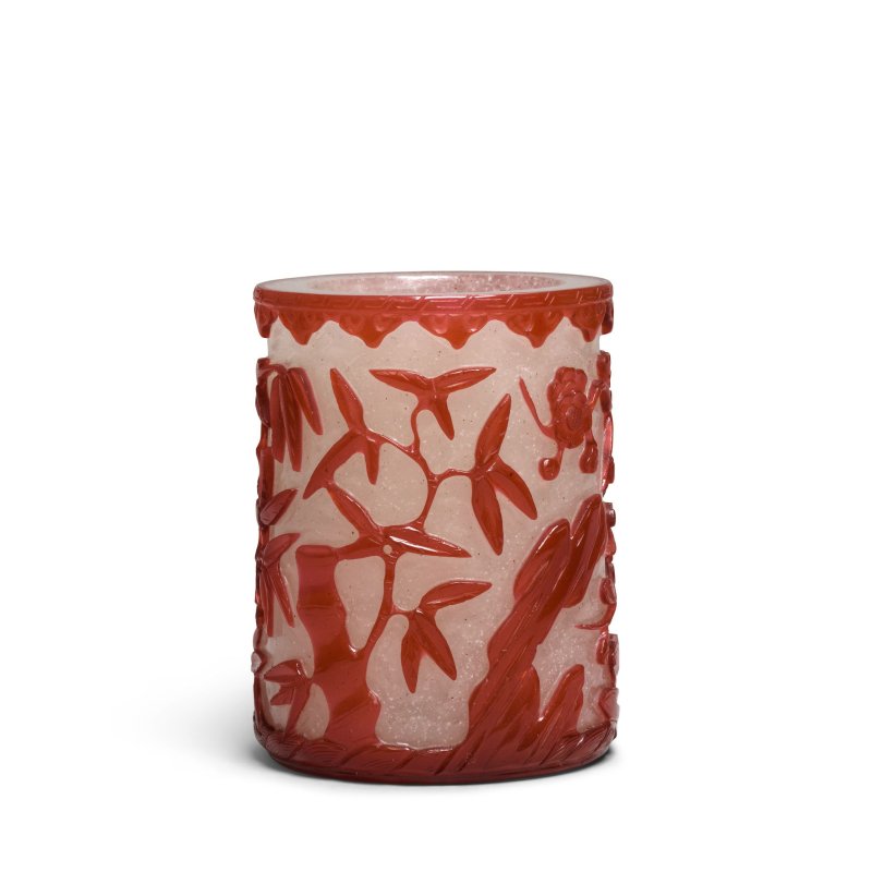 清乾隆/嘉慶 京作霏雪地套寶石紅料梅竹紋筆筒 | A RED OVERLAY BEIJING GLASS 'SNOWFLAKE' BRUSHPOT, BITONG - 图3