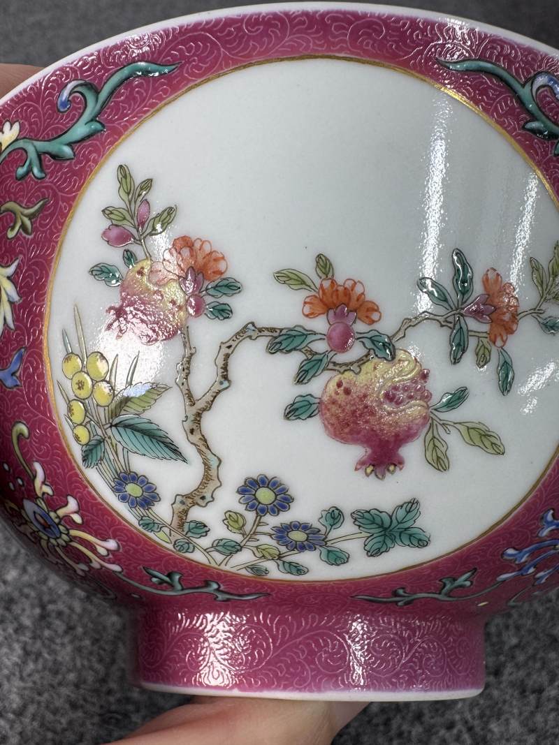 清道光 胭脂紅地洋彩軋道開光花卉紋碗 - 图14